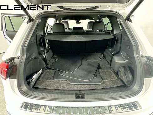 Used 2022 Volkswagen Tiguan SE R-Line image 11
