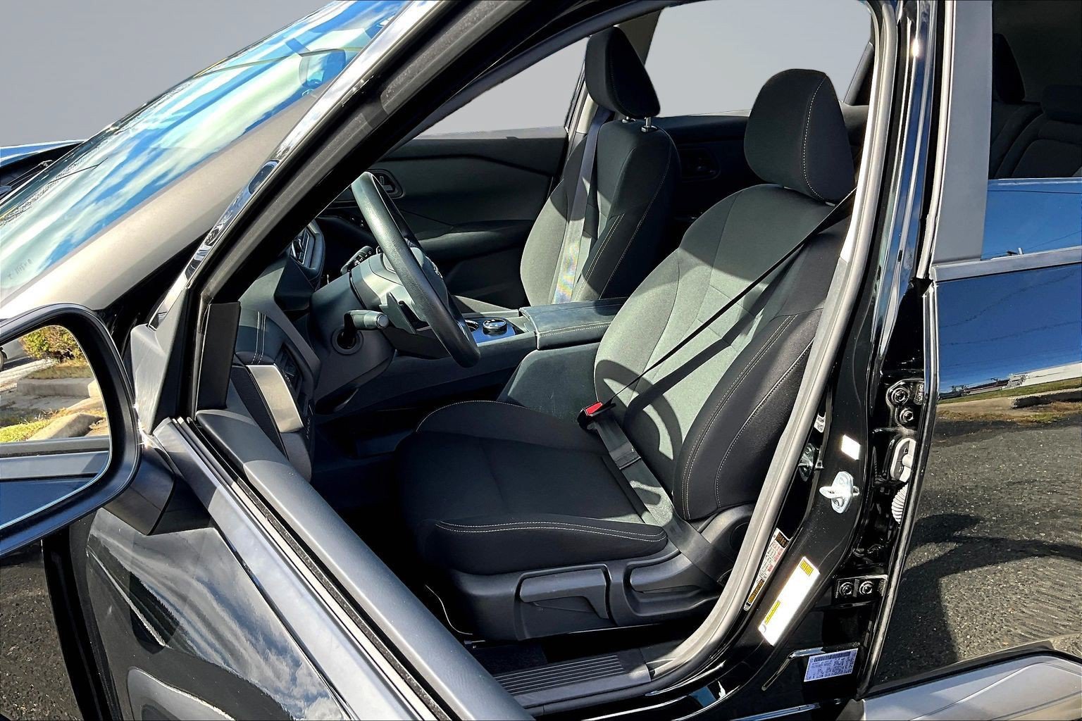 Used 2025 Nissan Rogue S AWD/4WD image 19