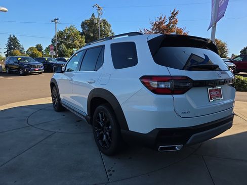 New 2025 Honda Pilot Touring image 4