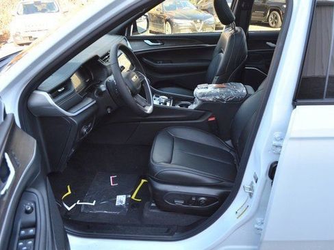 New 2025 Jeep Grand Cherokee Limited w/ Luxury Tech Group II image 14