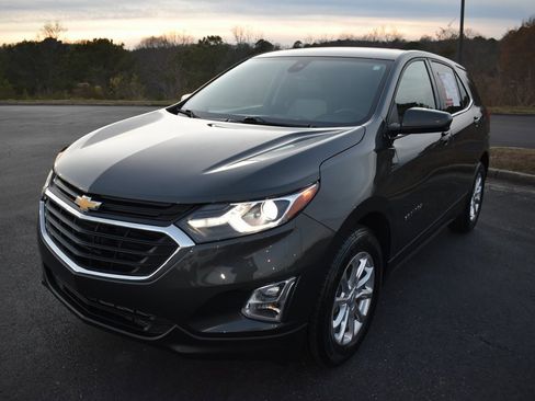 Used 2020 Chevrolet Equinox LT image 2