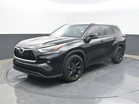 Used 2023 Toyota Highlander LE image 2