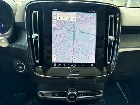 Certified 2025 Volvo XC40 B5 Plus AWD/4WD image 22