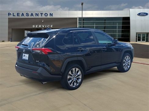 Used 2021 Toyota RAV4 XLE Premium image 5