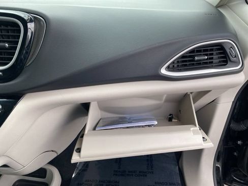 Used 2024 Chrysler Pacifica Touring-L FWD image 35