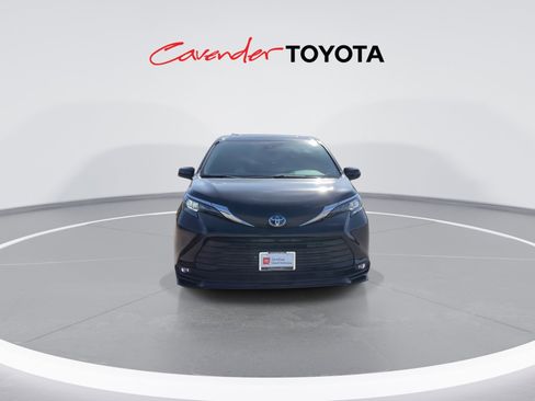 Certified 2025 Toyota Sienna XLE image 3
