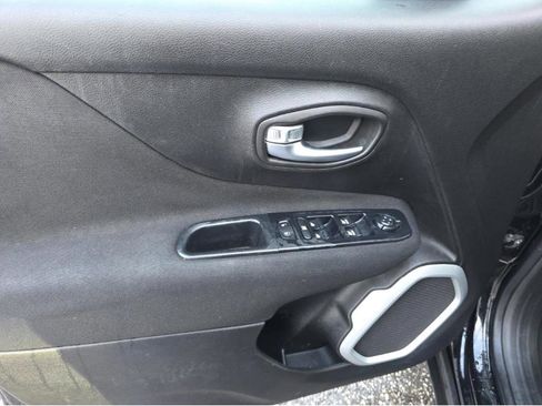 Used 2018 Jeep Renegade Latitude image 23