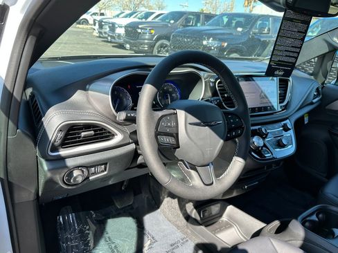 New 2026 Chrysler Pacifica Select image 21