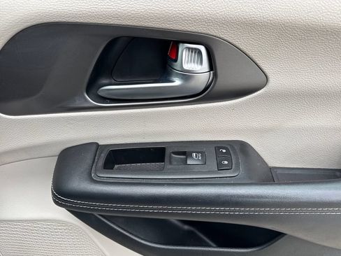 Used 2023 Chrysler Pacifica Touring-L FWD image 19