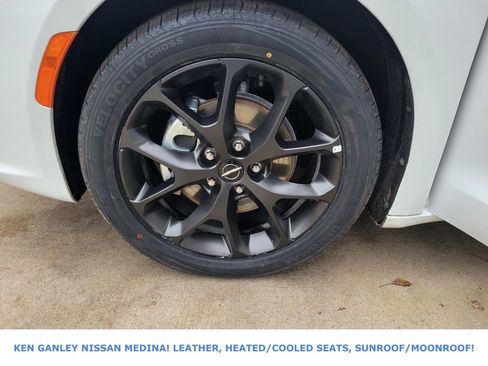 Used 2025 Chrysler Pacifica Limited image 18