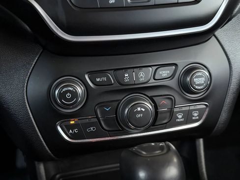 Used 2021 Jeep Cherokee Latitude Lux FWD image 34