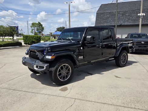 Used 2023 Jeep Gladiator Overland AWD/4WD image 3