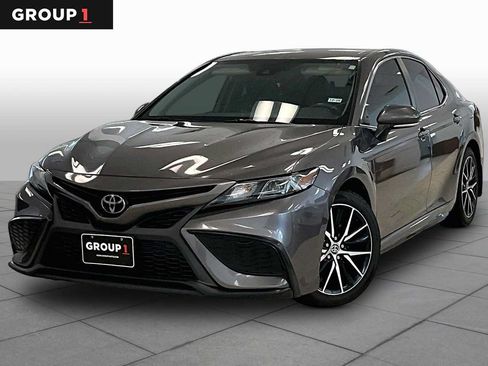 Used 2023 Toyota Camry SE FWD image 1