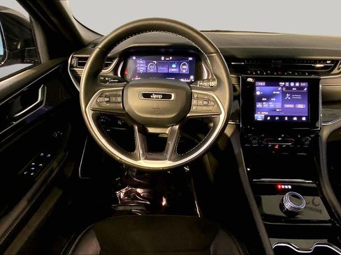 Used 2022 Jeep Grand Cherokee Altitude AWD/4WD image 6