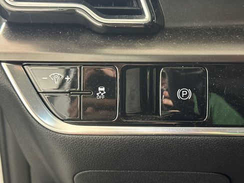 Used 2025 Kia Sportage EX FWD image 8