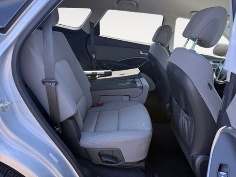 Used 2017 Hyundai Santa Fe SE FWD image 18