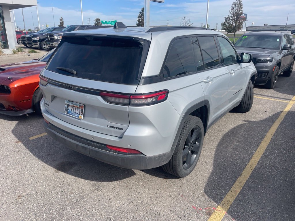 Used 2023 Jeep Grand Cherokee Limited w/ Luxury Tech Group II AWD/4WD image 4