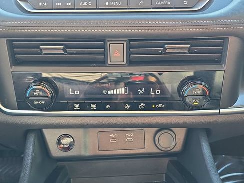 Used 2025 Nissan Rogue SV FWD image 29