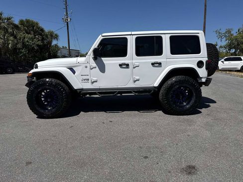 Used 2018 Jeep Wrangler Unlimited Sahara AWD/4WD image 3