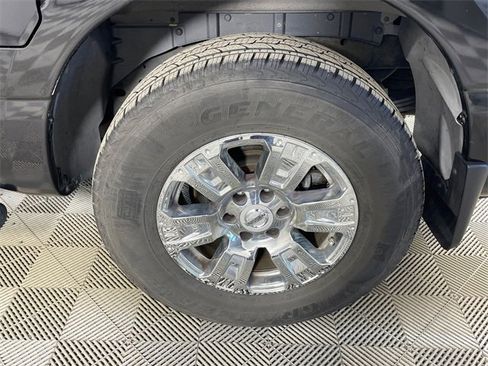 Used 2017 Nissan Titan SV image 19
