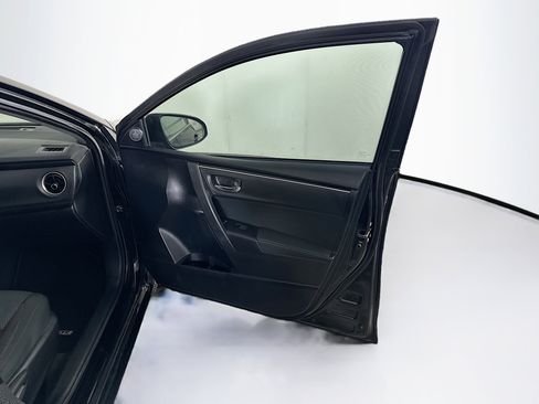 Used 2017 Toyota Corolla LE image 29