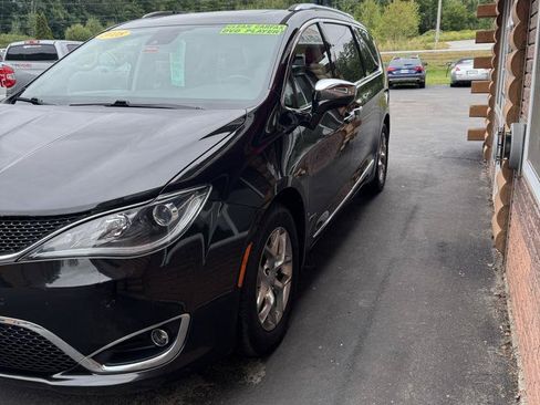 Used 2018 Chrysler Pacifica Limited w/ Advanced Safetytec Group FWD image 4
