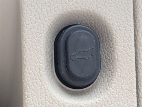 Used 2018 Cadillac Escalade Luxury image 14