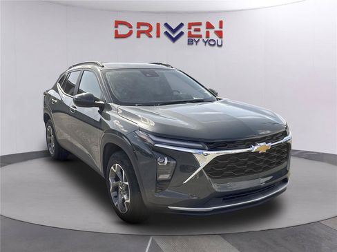 Used 2025 Chevrolet Trax LT w/ LT Convenience Package FWD image 2