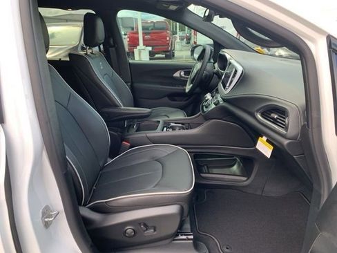 New 2026 Chrysler Pacifica Limited w/ Uconnect Theater Family Group image 28