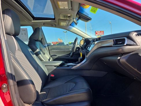 Used 2018 Toyota Camry SE w/ Moonroof Package image 19