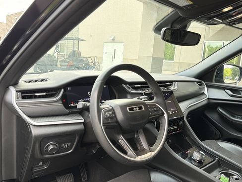 Used 2024 Jeep Grand Cherokee L Laredo AWD/4WD image 8