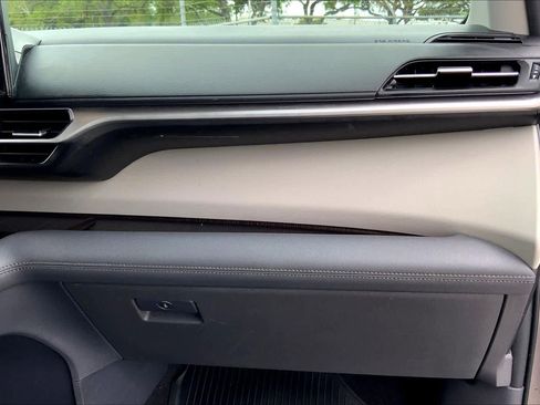 Used 2021 Toyota Sienna XLE image 18