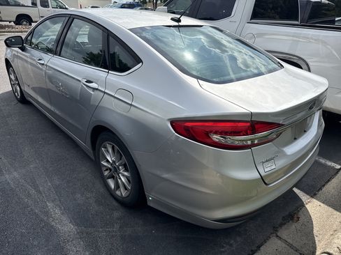 Used 2017 Ford Fusion SE FWD image 6