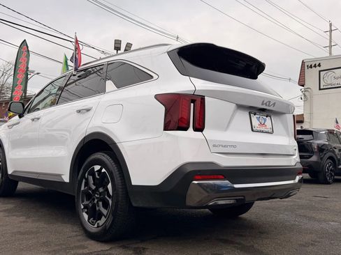Used 2024 Kia Sorento S image 8