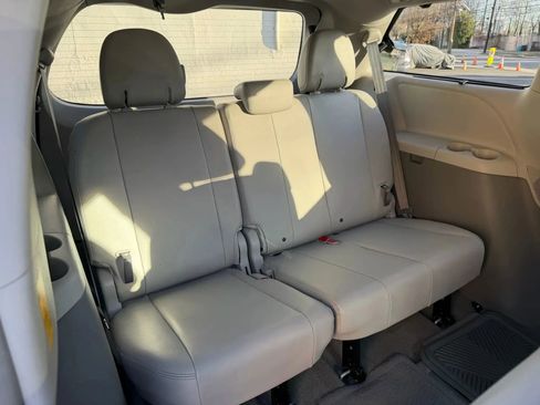 Used 2014 Toyota Sienna XLE image 28