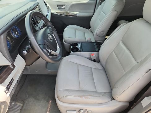 Used 2017 Toyota Sienna XLE Premium FWD image 19