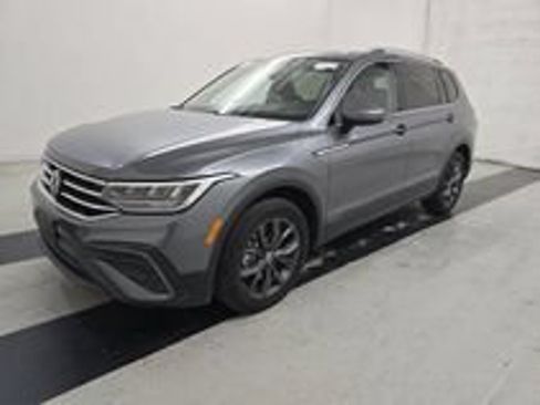 Used 2023 Volkswagen Tiguan SE w/ Panoramic Sunroof Package FWD image 24