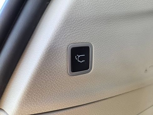 Used 2023 Chrysler Pacifica Touring-L FWD image 10