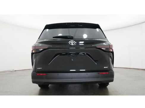 New 2026 Toyota Sienna XLE image 23