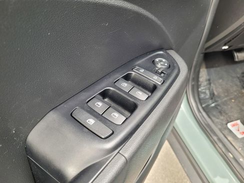 Used 2025 Hyundai Venue SEL FWD image 26