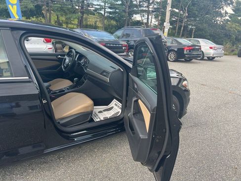 Used 2019 Volkswagen Jetta SE w/ Cold Weather Package FWD image 11