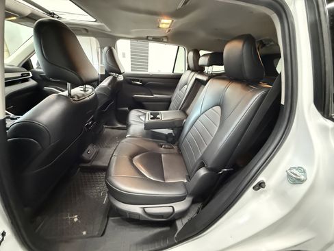 Used 2024 Toyota Highlander XLE image 24