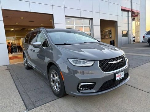 Used 2022 Chrysler Pacifica Limited FWD image 3
