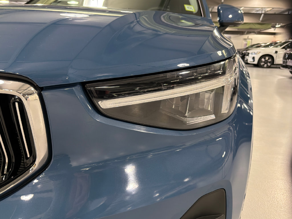 Certified 2024 Volvo XC40 B5 Plus w/ Protection Package Premier AWD/4WD image 7
