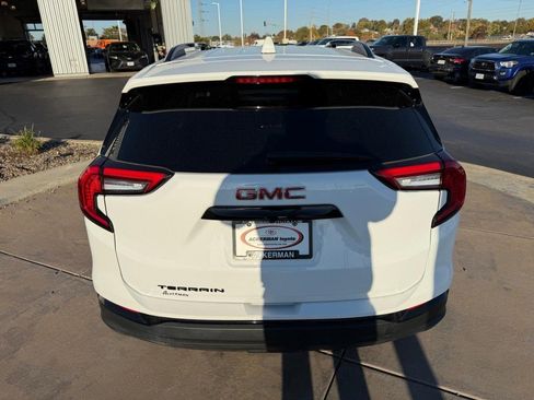 Used 2023 GMC Terrain SLE w/ Driver Convenience Package image 9