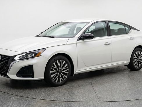 Used 2025 Nissan Altima 2.5 SV FWD image 3