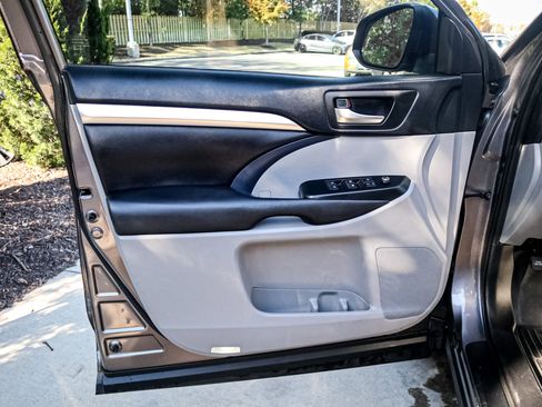 Used 2019 Toyota Highlander XLE image 14