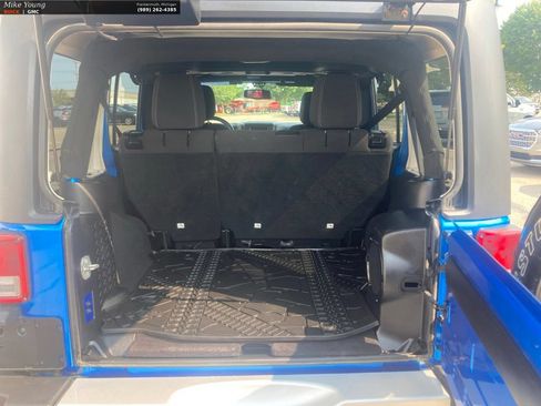 Used 2014 Jeep Wrangler Unlimited Sahara w/ Connectivity Group AWD/4WD image 10