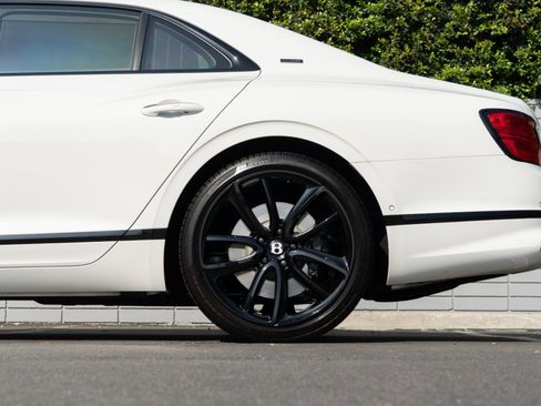 Used 2024 Bentley Flying Spur V8 image 25