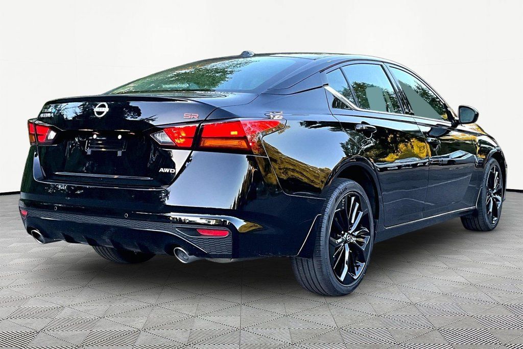 Used 2025 Nissan Altima 2.5 SR w/ SR Premium Package AWD/4WD image 6